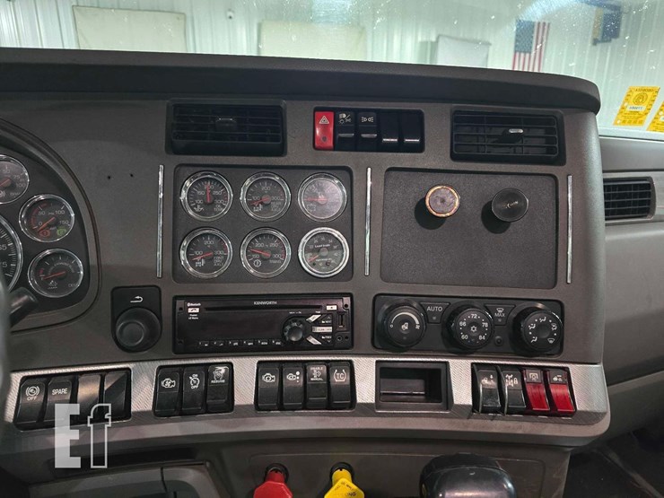 2016-kenworth-t880-image-14