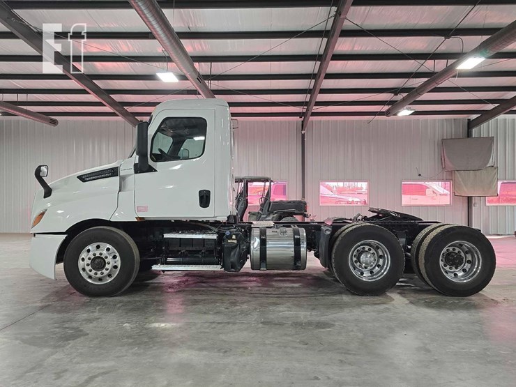2020-freightliner-cascadia-126-image-5