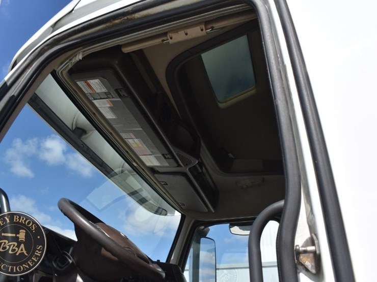 2015-volvo-vnl64t670-image-31