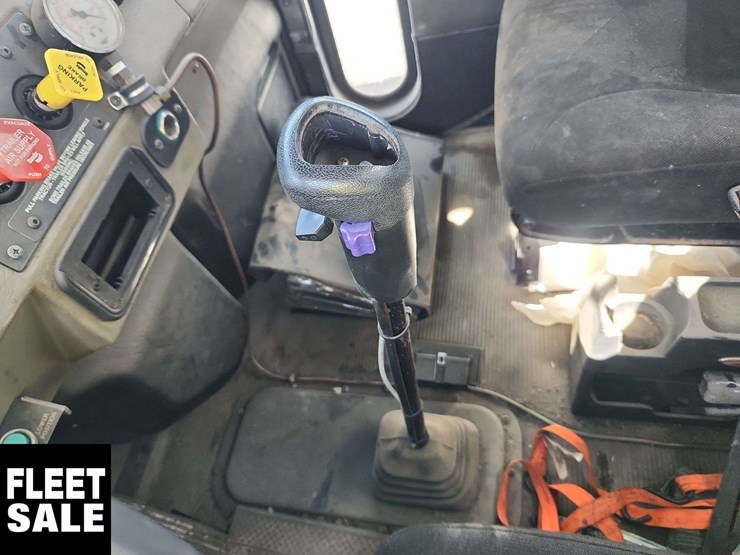 2004-peterbilt-330-image-16