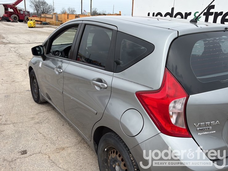 2015-nissan-versa-image-16