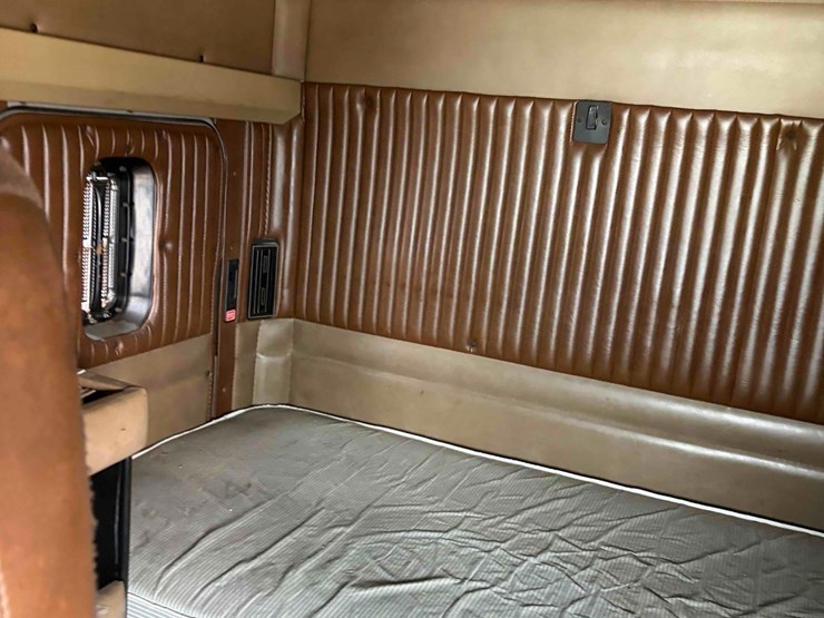 2001-kenworth-t800-image-12