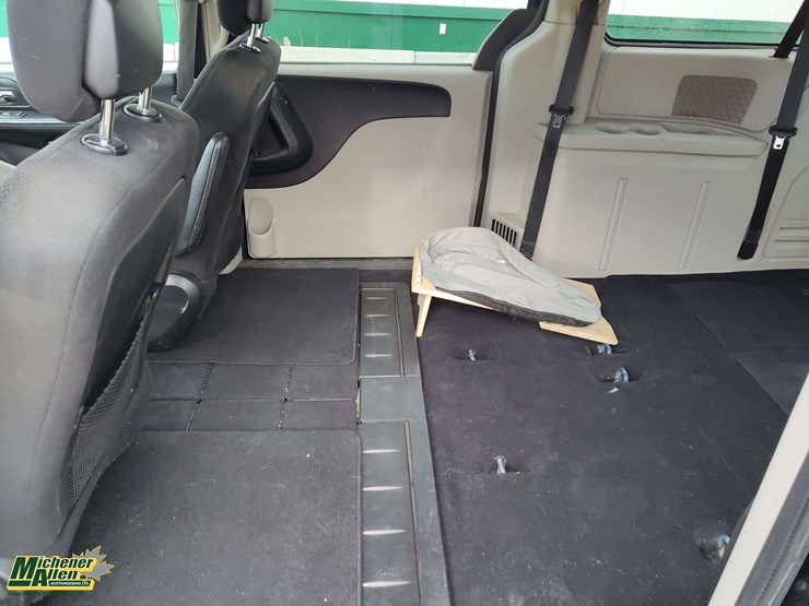 2012-dodge-grand-caravan-se-image-14