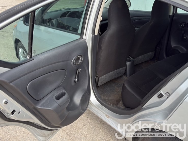 2015-nissan-versa-image-13