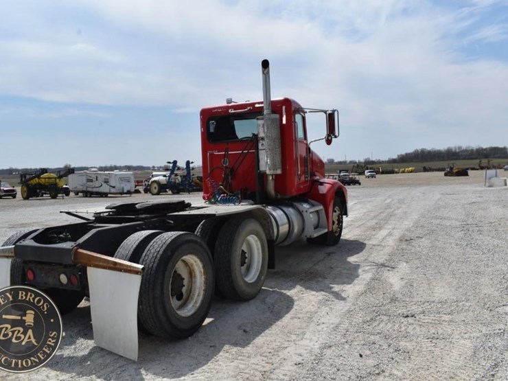 2005-peterbilt-385-image-9