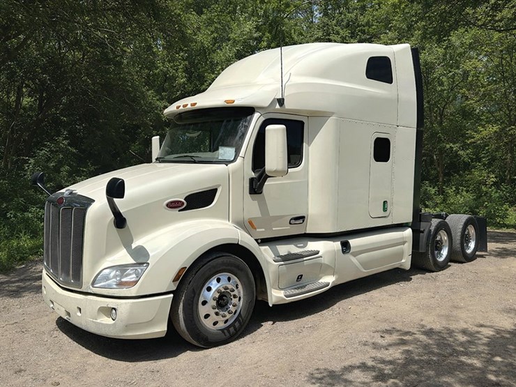 2022-peterbilt-579-image-1