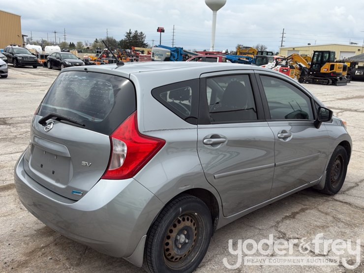 2015-nissan-versa-image-3