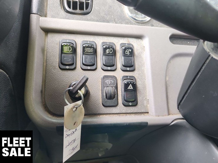 2015-peterbilt-367-image-15