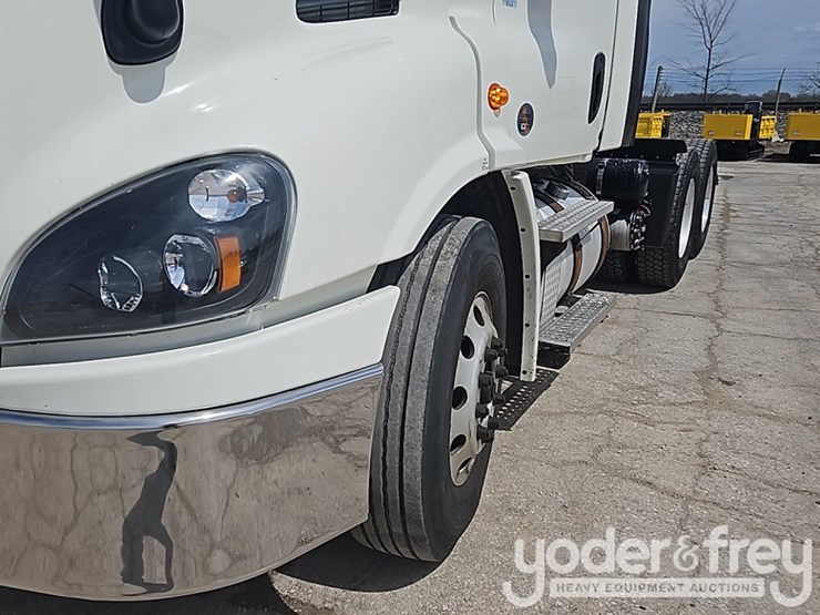 2017-freightliner-cascadia-113-image-6