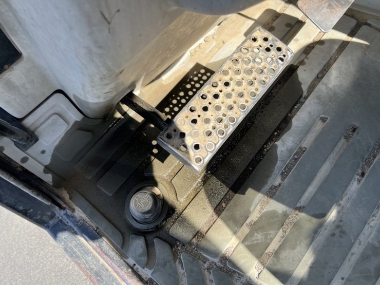 2013-caterpillar-th560b-image-22