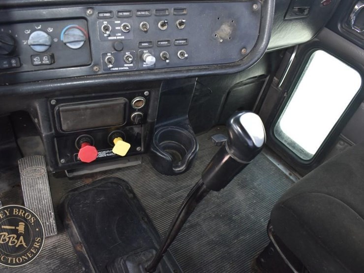2005-peterbilt-385-image-41