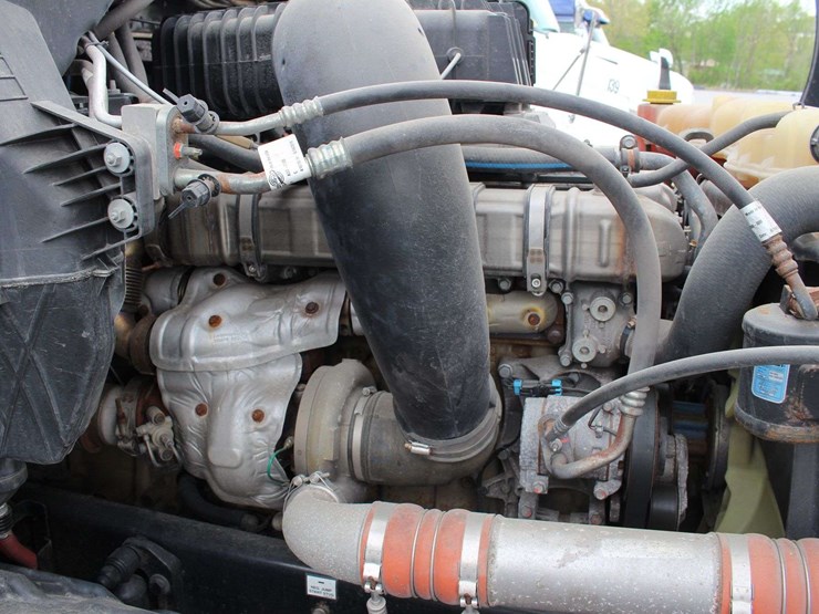 2020-freightliner-cascadia-126-image-12