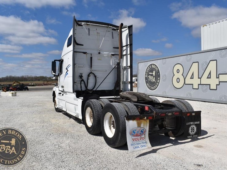 2015-volvo-vnl64t670-image-4