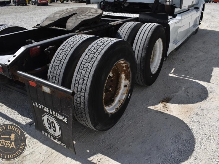 2015-volvo-vnl64t670-image-19