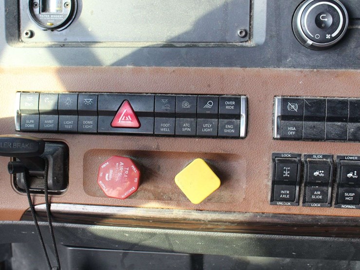 2018-freightliner-cascadia-126-image-64