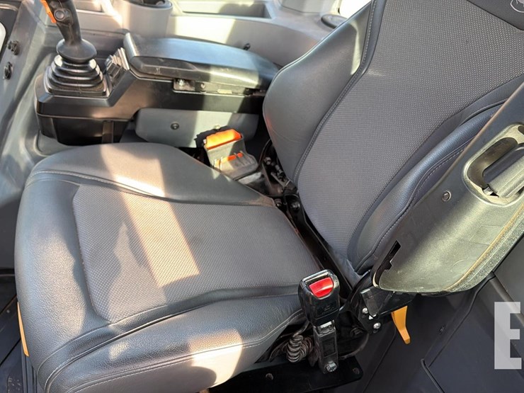 2024-deere-624-p-tier-image-11