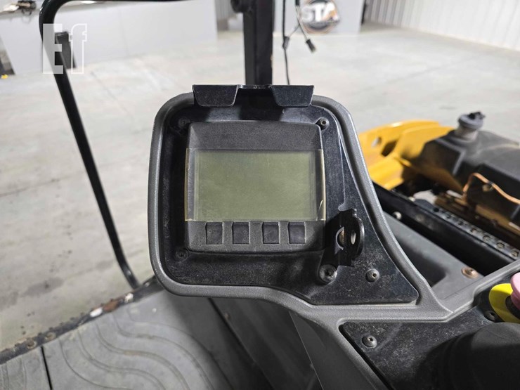 2017-caterpillar-cb10-image-17