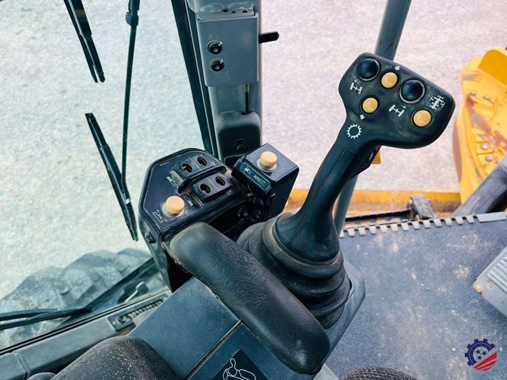 2010-caterpillar-120m-image-135