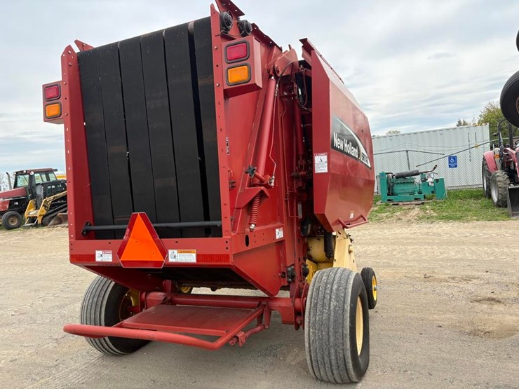 new-holland-br740-image-8