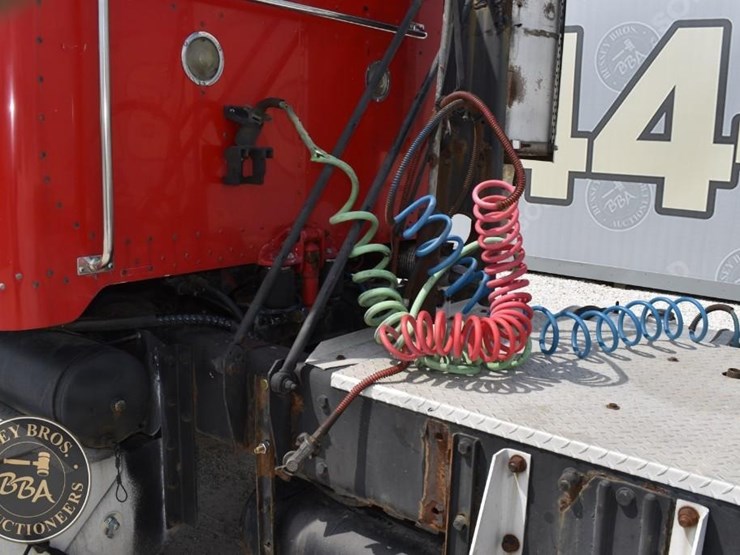 2005-peterbilt-385-image-17