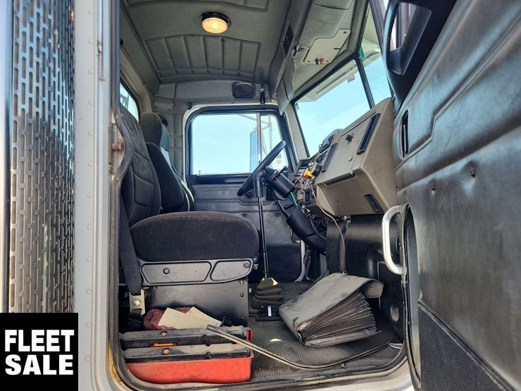 2004-peterbilt-330-image-23