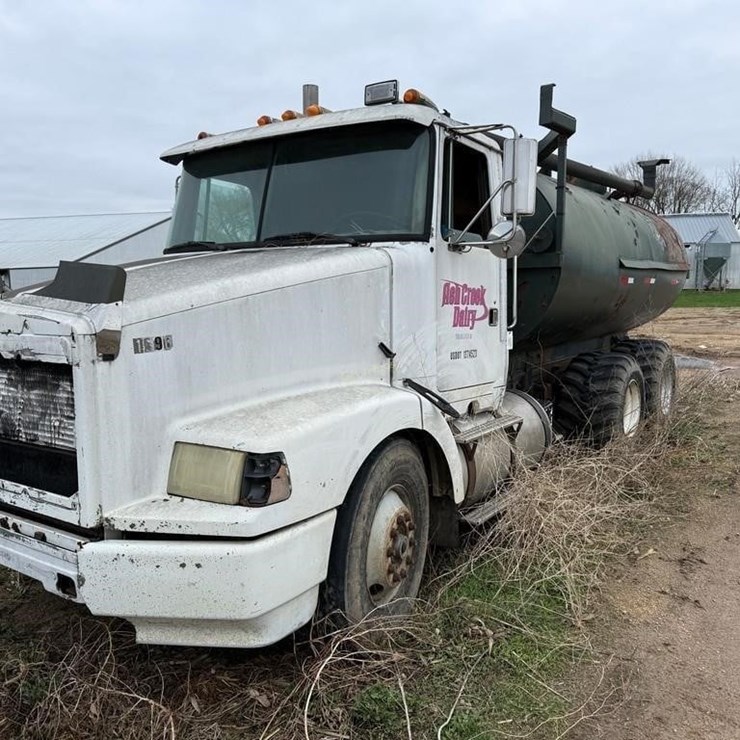 1988 White GMC Volvo Manure Truck