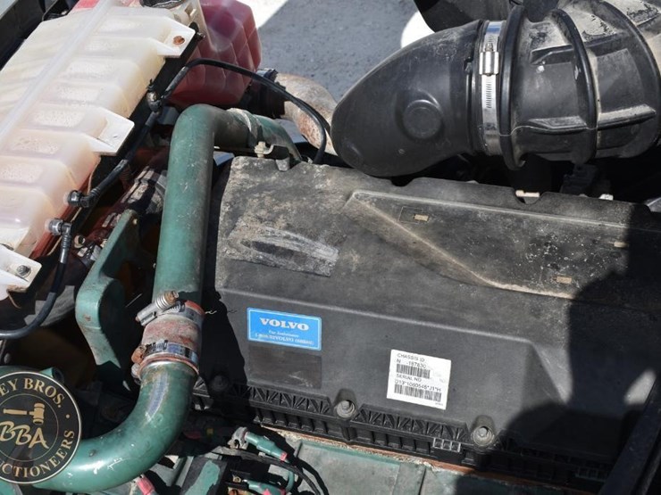 2015-volvo-vnl64t670-image-28