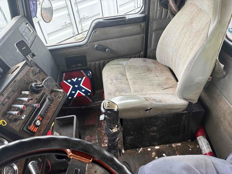 1998-kenworth-t800-image-17