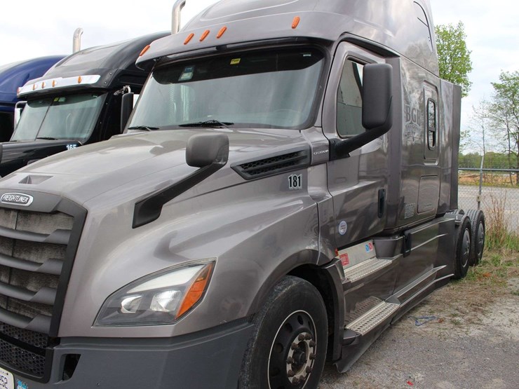 2020-freightliner-cascadia-126-image-1