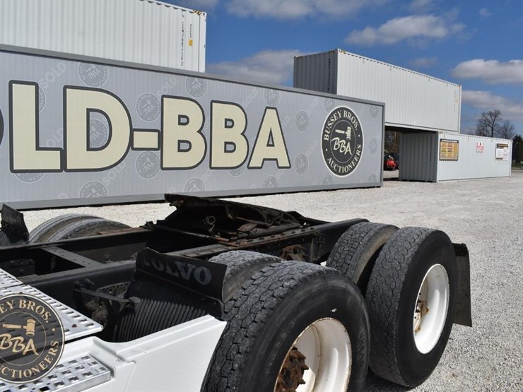 2015-volvo-vnl64t670-image-14