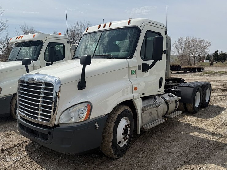 2012-freightliner-cascadia-125-image-1