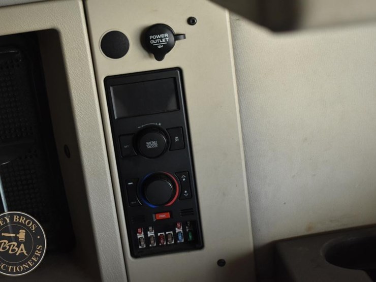 2015-volvo-vnl64t670-image-50