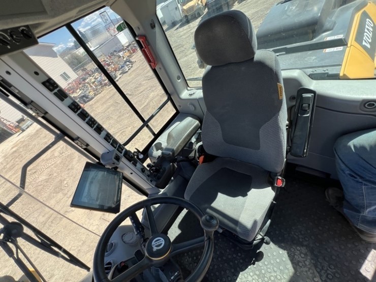 2023-volvo-l70h-wheel-loader-image-38