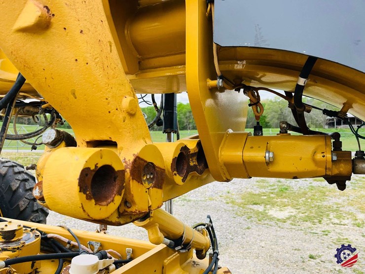 2010-caterpillar-120m-image-45