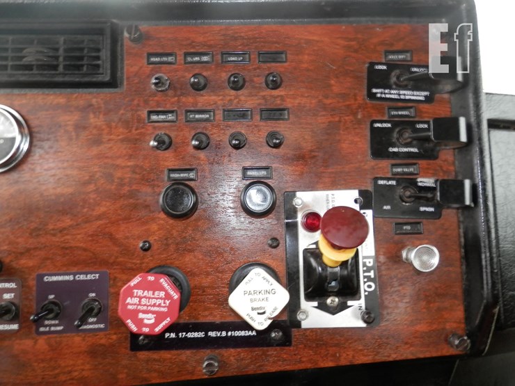 1999-peterbilt-385-image-19