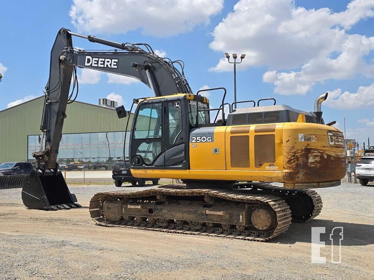 2018-deere-250g-lc-image-4