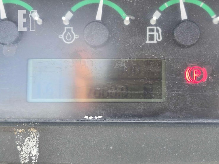 2016-deere-700k-lgp-image-13