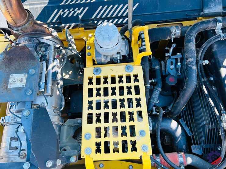 2015-komatsu-pc210-lc-image-30