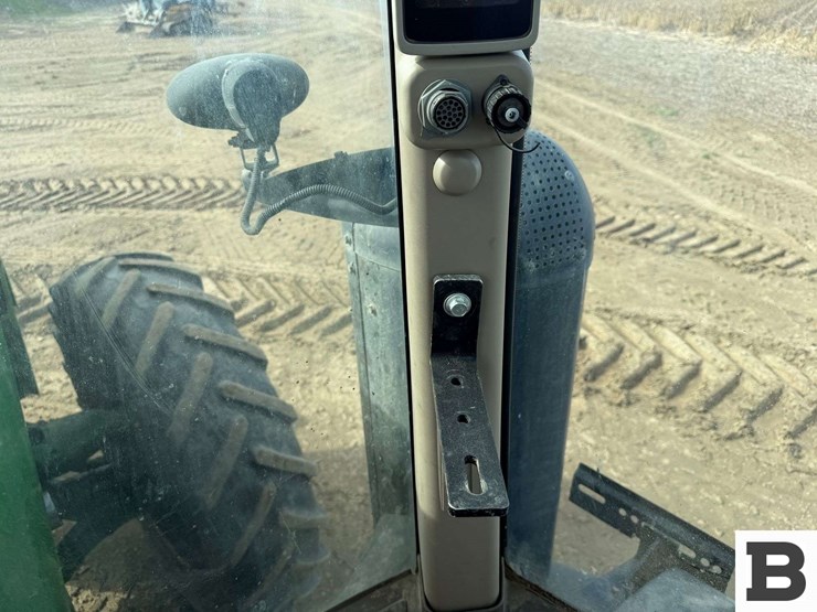 2011-john-deere-8310r-image-70