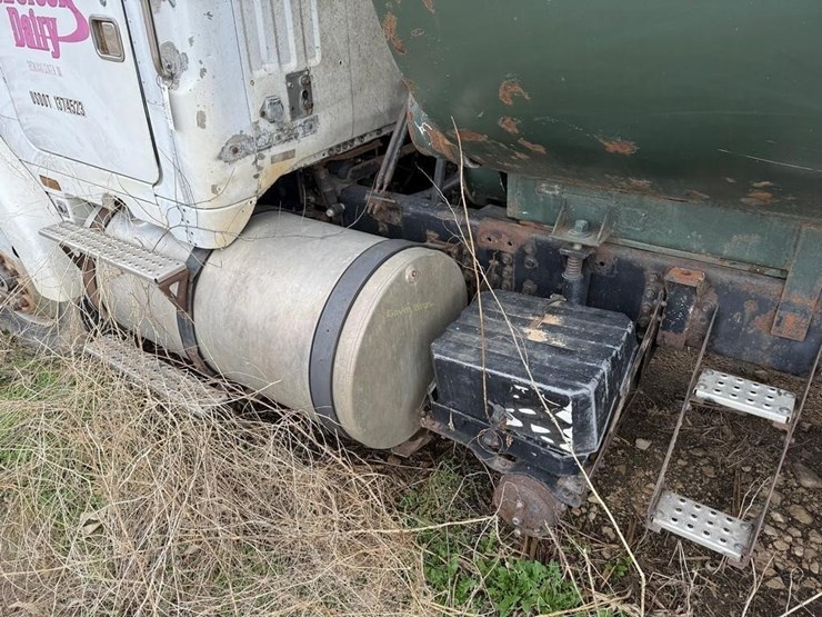 1988-white-gmc-volvo-manure-truck-image-10