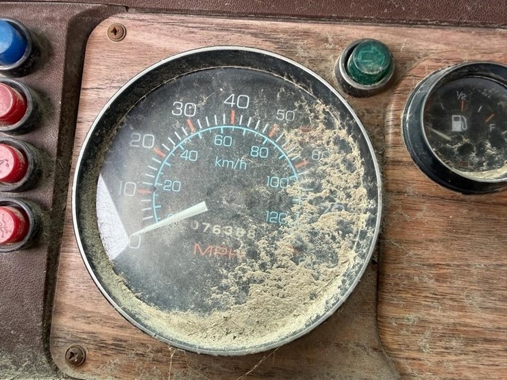 1988-white-gmc-volvo-manure-truck-image-14