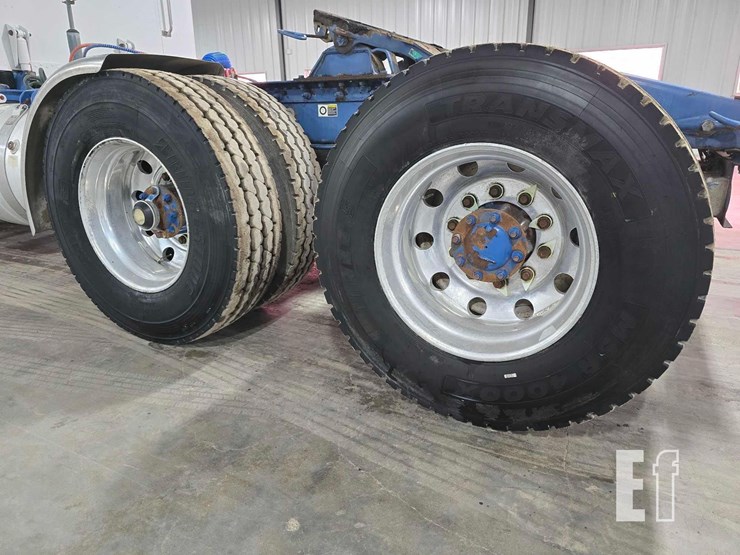 2009-peterbilt-367-image-24