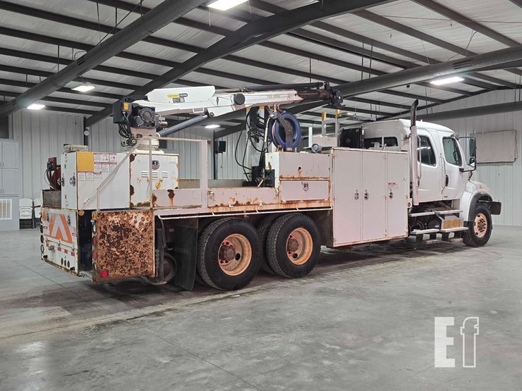 2012-freightliner-m2-106-image-3