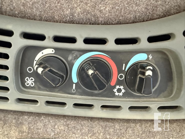 new-holland-tv140-image-42