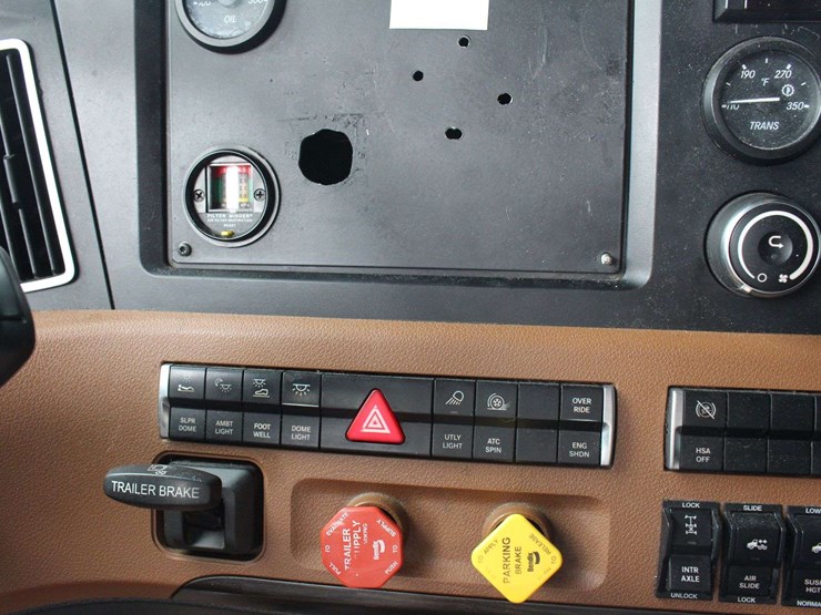 2020-freightliner-cascadia-126-image-33