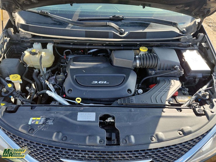 2017-chrysler-pacifica-image-27