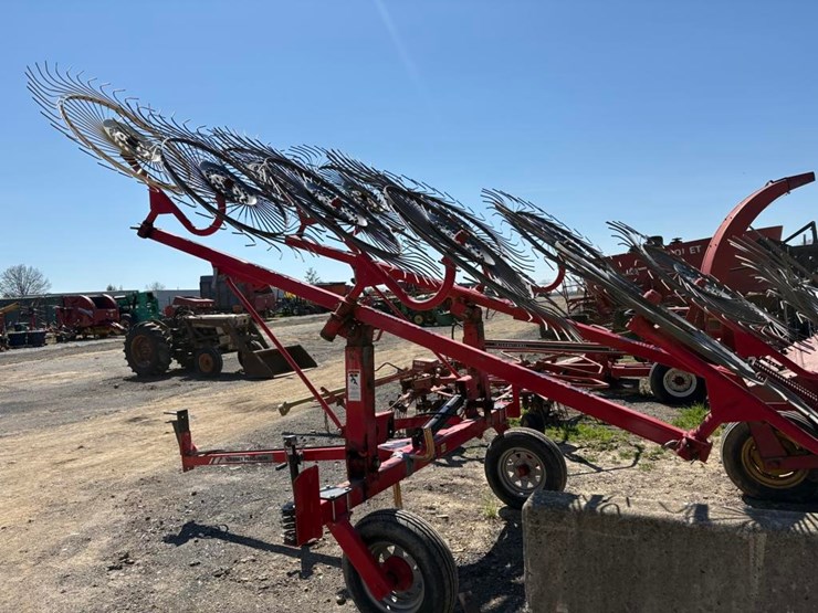massey-ferguson-v-12-wheel-rake-image-3