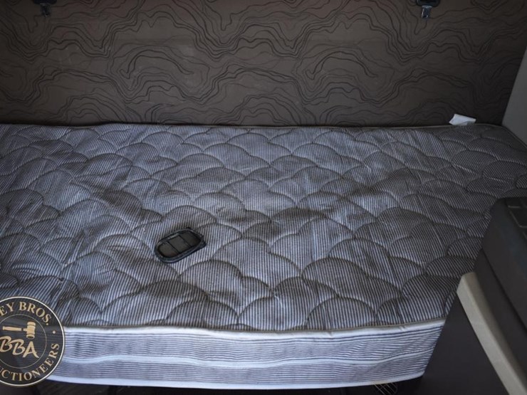 2015-volvo-vnl64t670-image-45