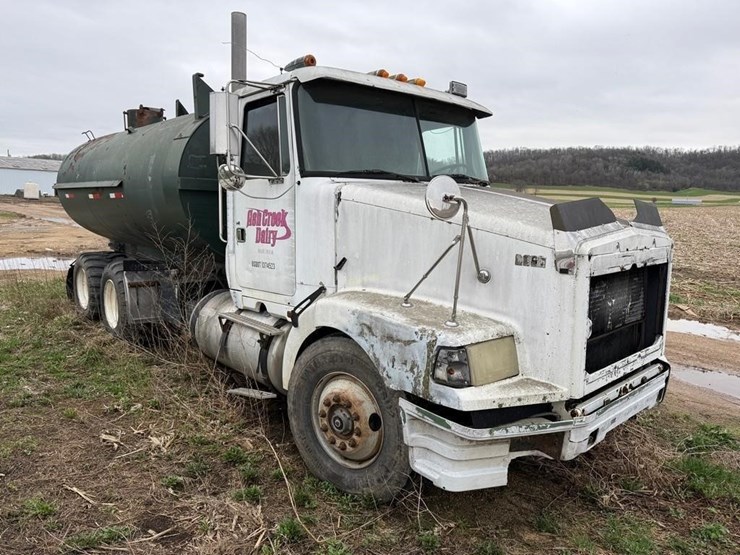 1988-white-gmc-volvo-manure-truck-image-3