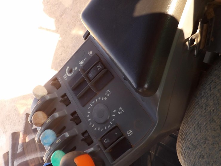 new-holland-t9040-image-18